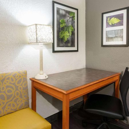 Hotel Super 8 By Wyndham The Woodlands North Esterno foto