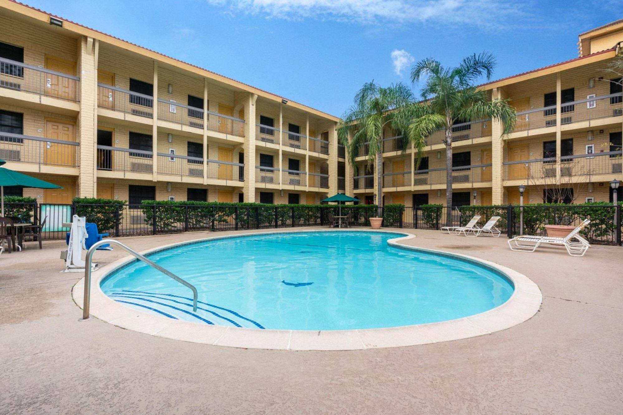 Hotel Super 8 By Wyndham The Woodlands North Esterno foto
